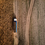 Logística rural no Brasil com estrada rural precária impactando o transporte de alimentos e o preço da carne